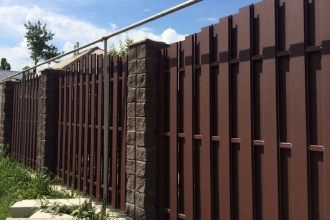 Забор из евроштакетника с кирпичными столбами 25 метров фото в Михнево