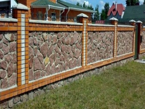 Кирпичный забор с камнем 12 метров фото в Михнево