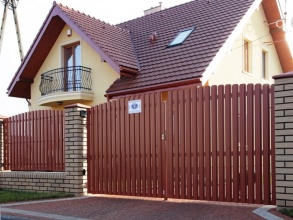 Ворота распашные из евроштакетника - пример 10 фото цена за метр под ключ