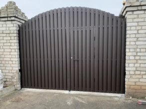 Ворота распашные из евроштакетника - пример 2 фото в Михнево