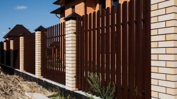 Забор из евроштакетника с кирпичными столбами 70 метров фото под ключ с установкой