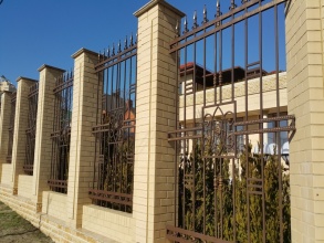 Кирпичный забор с ковкой  10 метров фото в Михнево