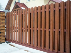 Забор из евроштакетника с кирпичными столбами 200 метров фото в Михнево