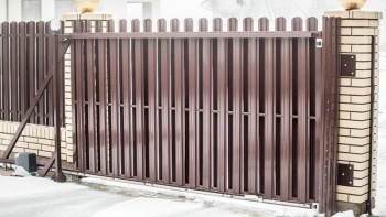 Забор из евроштакетника с кирпичными столбами 80 метров фото стоимость под ключ