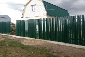 Забор из евроштакетника на ленточном фундаменте 70 метров фото в Михнево