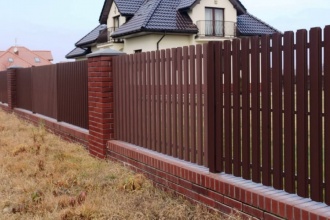 Забор из евроштакетника с кирпичными столбами 8 соток фото в Михнево